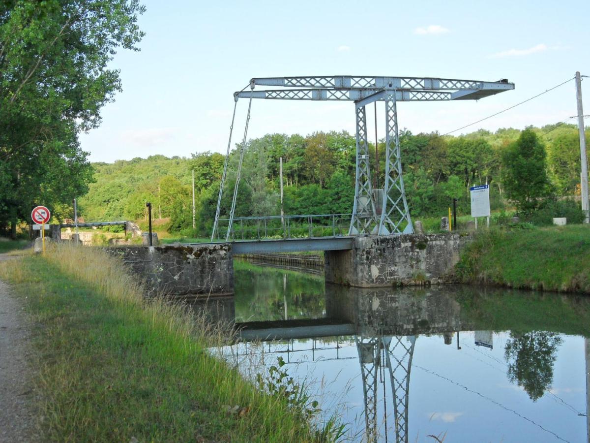 Canal Du Nivernais Gites Le Champ Radis Marigny-sur-Yonne Exterior foto